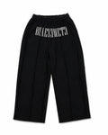 PANTALÓN OVERSIZE 550 GSM — COSTURAS EXPUESTAS — NEGRO BORDADO ENTRE LOS BOLSILLOS — Negro bordado entre los bolsillos