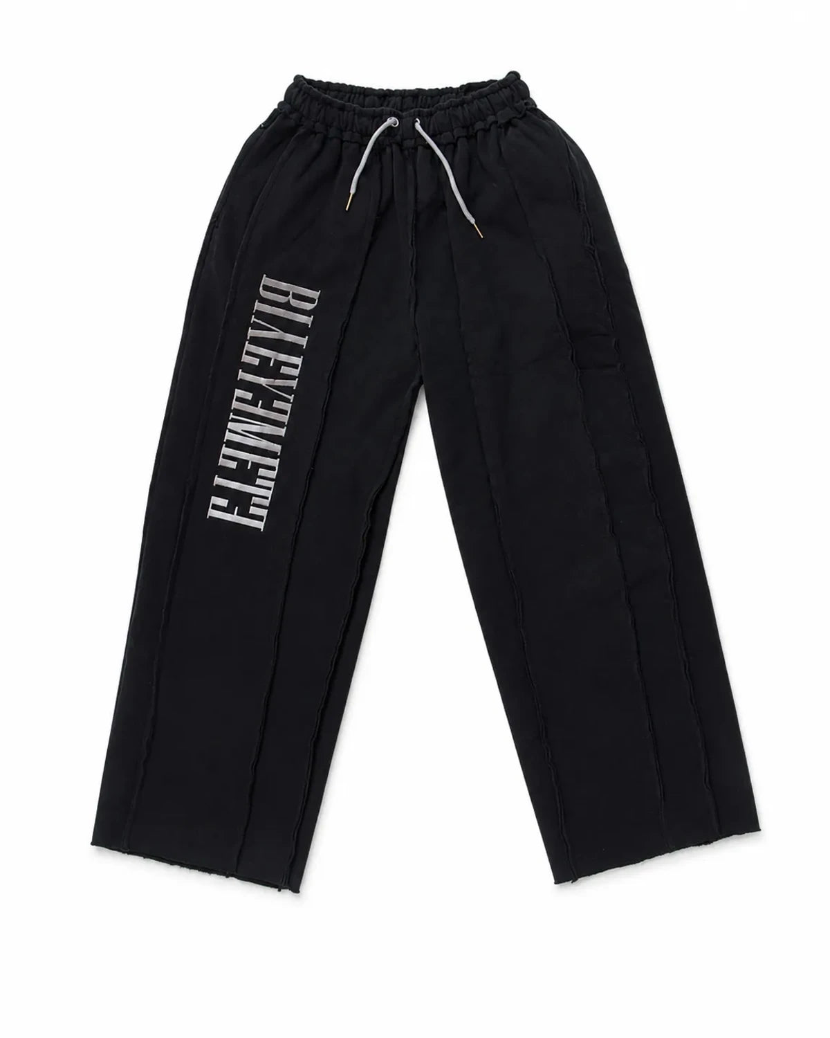 PANTALÓN OVERSIZE 550 GSM — COSTURAS EXPUESTAS — NEGRO BORDADO ENTRE LOS BOLSILLOS — Negro bordado entre los bolsillos
