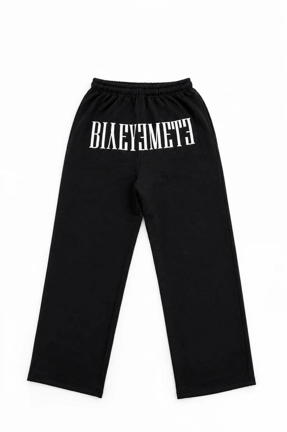 PANTALÓN OVERSIZE 550 GSM — SIN COSTURAS EXPUESTAS — NEGRO · BORDADO DELANTERO ENTRE BOLSILLOS — Negro · bordado delantero entre bolsillos