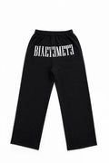 PANTALÓN OVERSIZE 550 GSM — SIN COSTURAS EXPUESTAS — NEGRO · BORDADO DELANTERO ENTRE BOLSILLOS — Negro · bordado delantero entre bolsillos