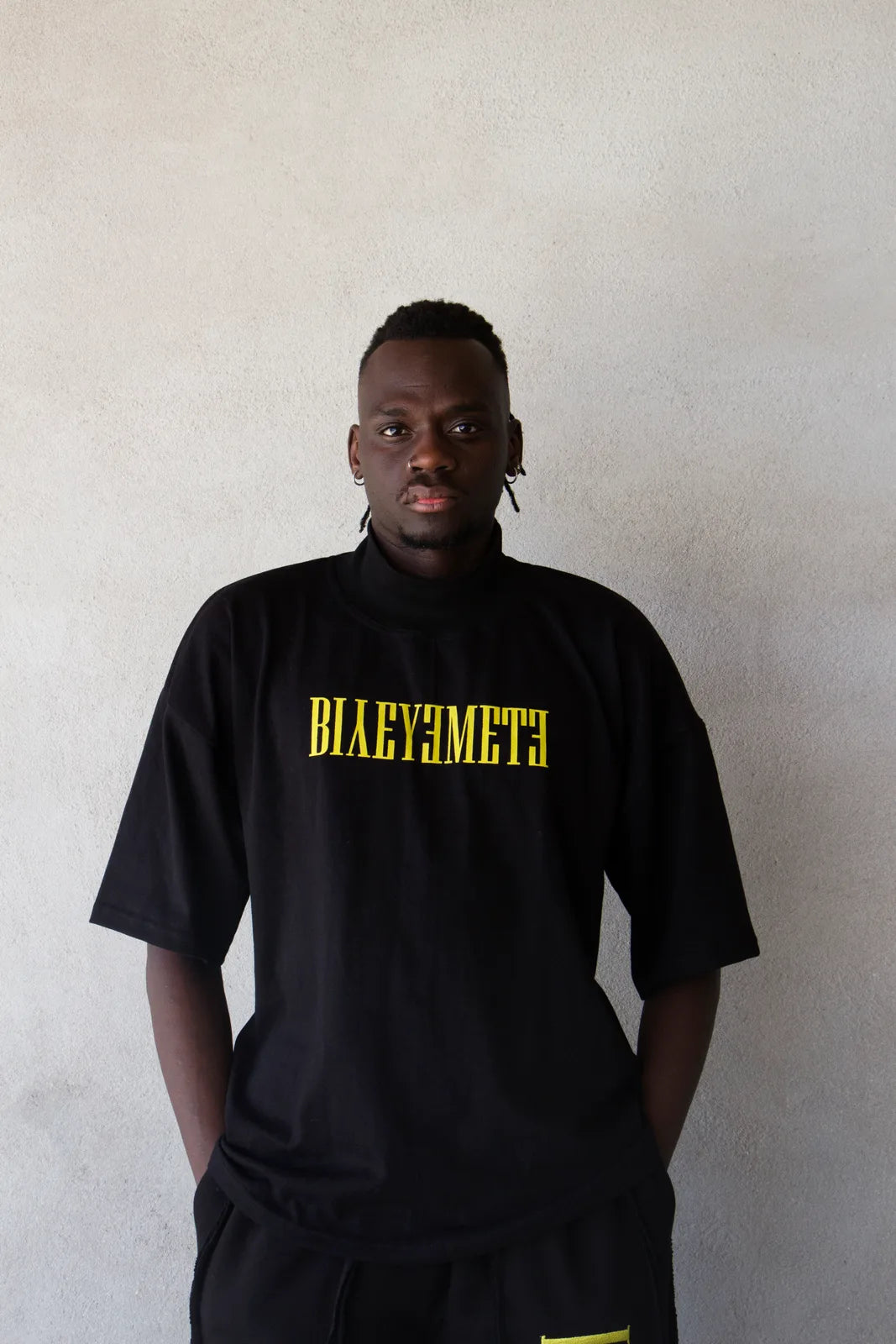 CAMISETA OVERSIZE PREMIUM 355 GSM — CUELLO ALTO — NEGRO CON LOGO AMARILLO — Negro con logo amarillo