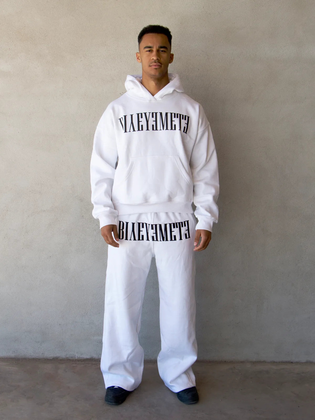 SUDADERA OVERSIZE 550 GSM — SIN COSTURAS EXPUESTAS — BLANCO · BORDADO DELANTERO ENTRE BOLSILLOS — Blanco · bordado delantero entre bolsillos