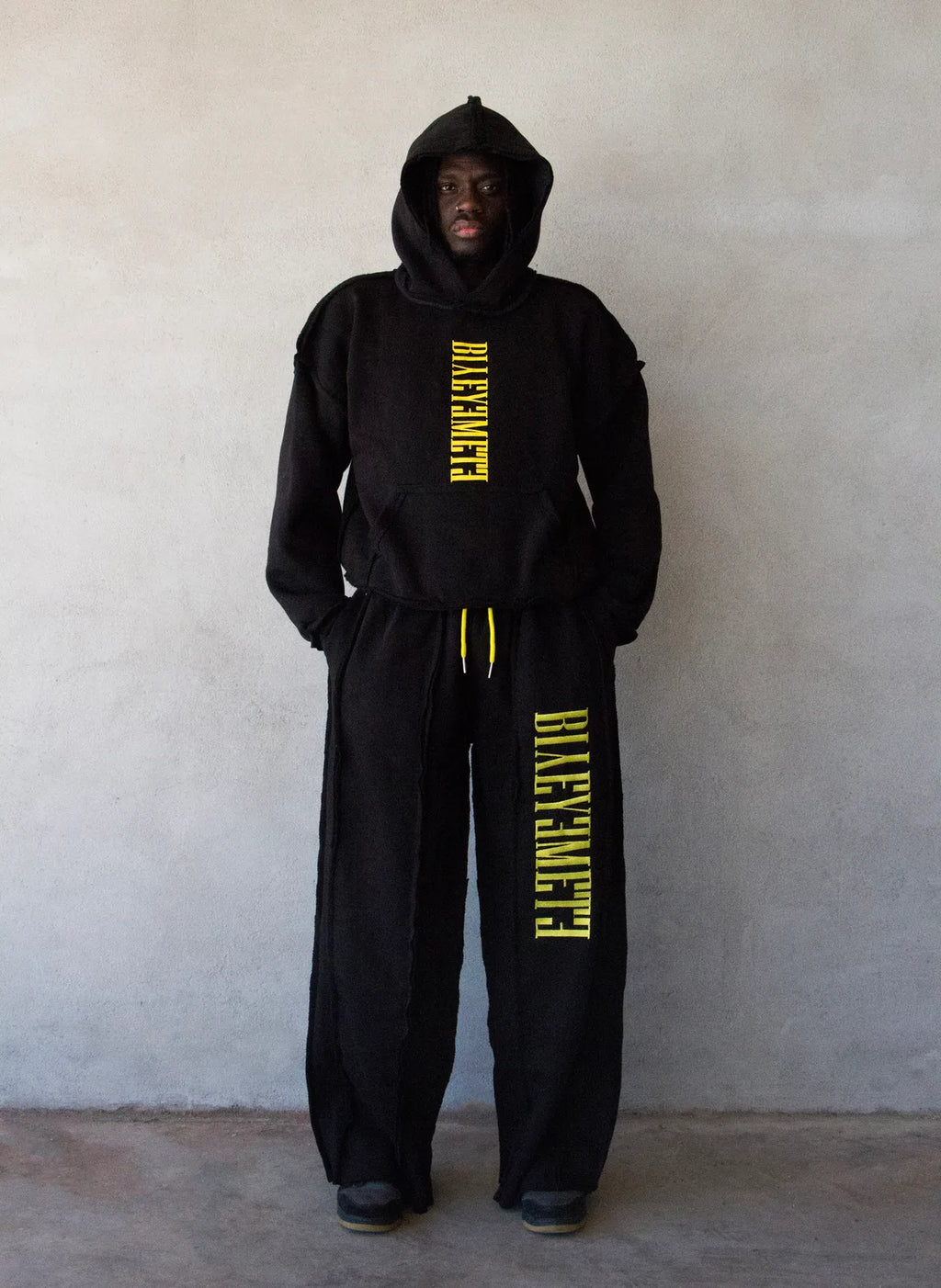 SUDADERA OVERSIZE 550 GSM — COSTURAS EXPUESTAS — NEGRO CON LOGO AMARILLO — Negro con logo amarillo