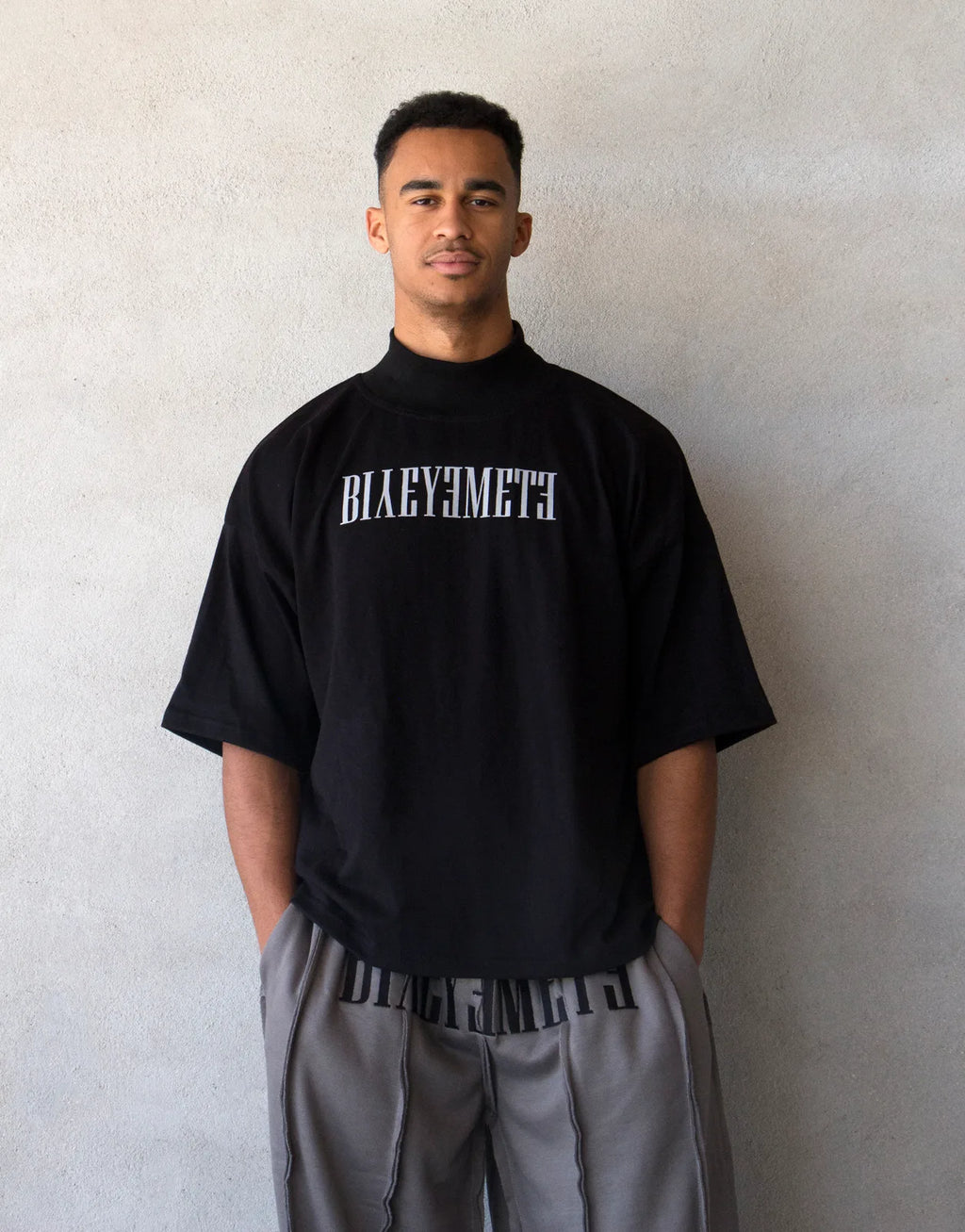 CAMISETA OVERSIZE PREMIUM 355 GSM — CUELLO ALTO — NEGRO — Negro