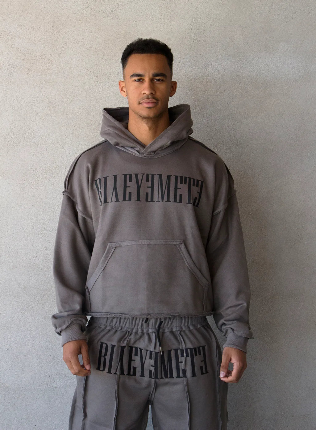 SUDADERA OVERSIZE 550 GSM — COSTURAS EXPUESTAS — GRIS — Gris