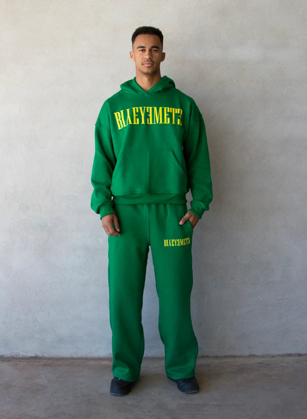 PANTALÓN OVERSIZE 550 GSM — SIN COSTURAS EXPUESTAS — VERDE — Verde