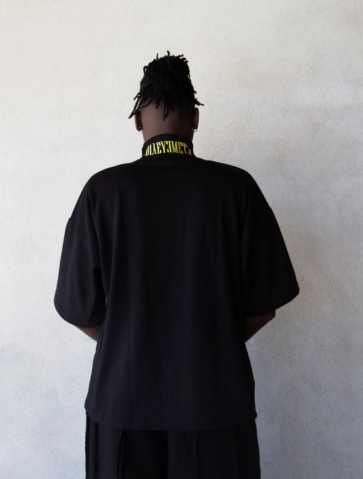 CAMISETA OVERSIZE PREMIUM 355 GSM — CUELLO ALTO — NEGRO CON LOGO AMARILLO — Negro con logo amarillo