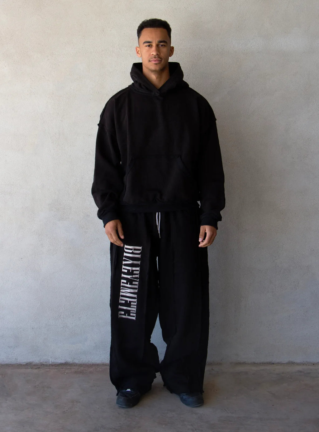 PANTALÓN OVERSIZE 550 GSM — COSTURAS EXPUESTAS — NEGRO BORDADO ENTRE LOS BOLSILLOS — Negro bordado entre los bolsillos