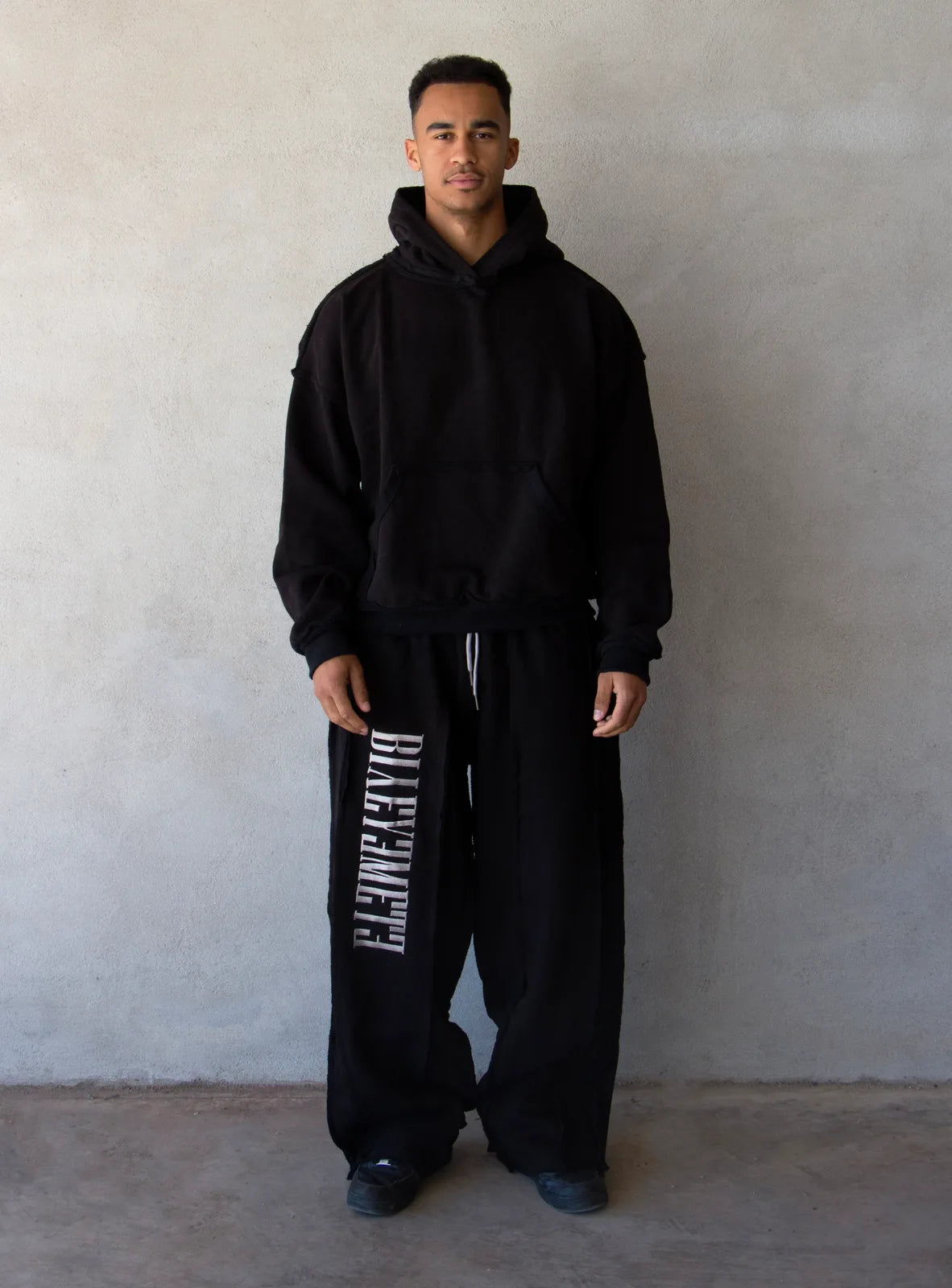 PANTALÓN OVERSIZE 550 GSM — COSTURAS EXPUESTAS — NEGRO BORDADO ENTRE LOS BOLSILLOS — Negro bordado entre los bolsillos