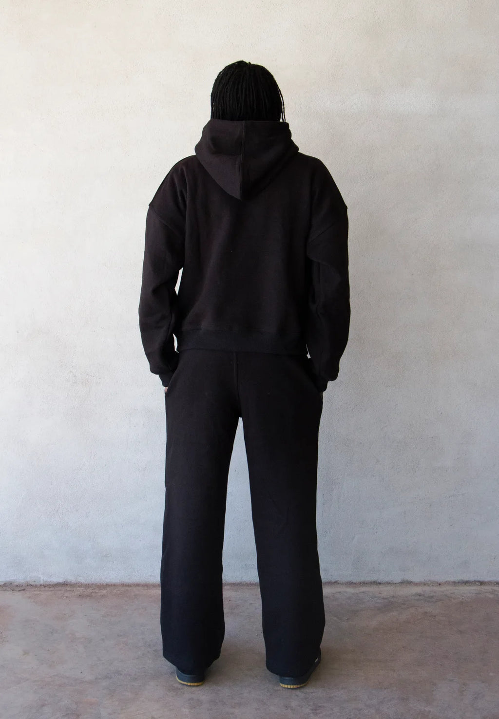 SUDADERA OVERSIZE 550 GSM — SIN COSTURAS EXPUESTAS — NEGRO · BORDADO DELANTERO ENTRE BOLSILLOS — Negro · bordado delantero entre bolsillos