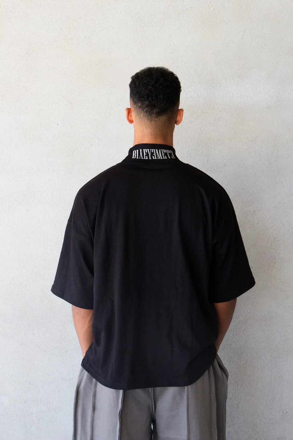 CAMISETA OVERSIZE PREMIUM 355 GSM — CUELLO ALTO — NEGRO — Negro