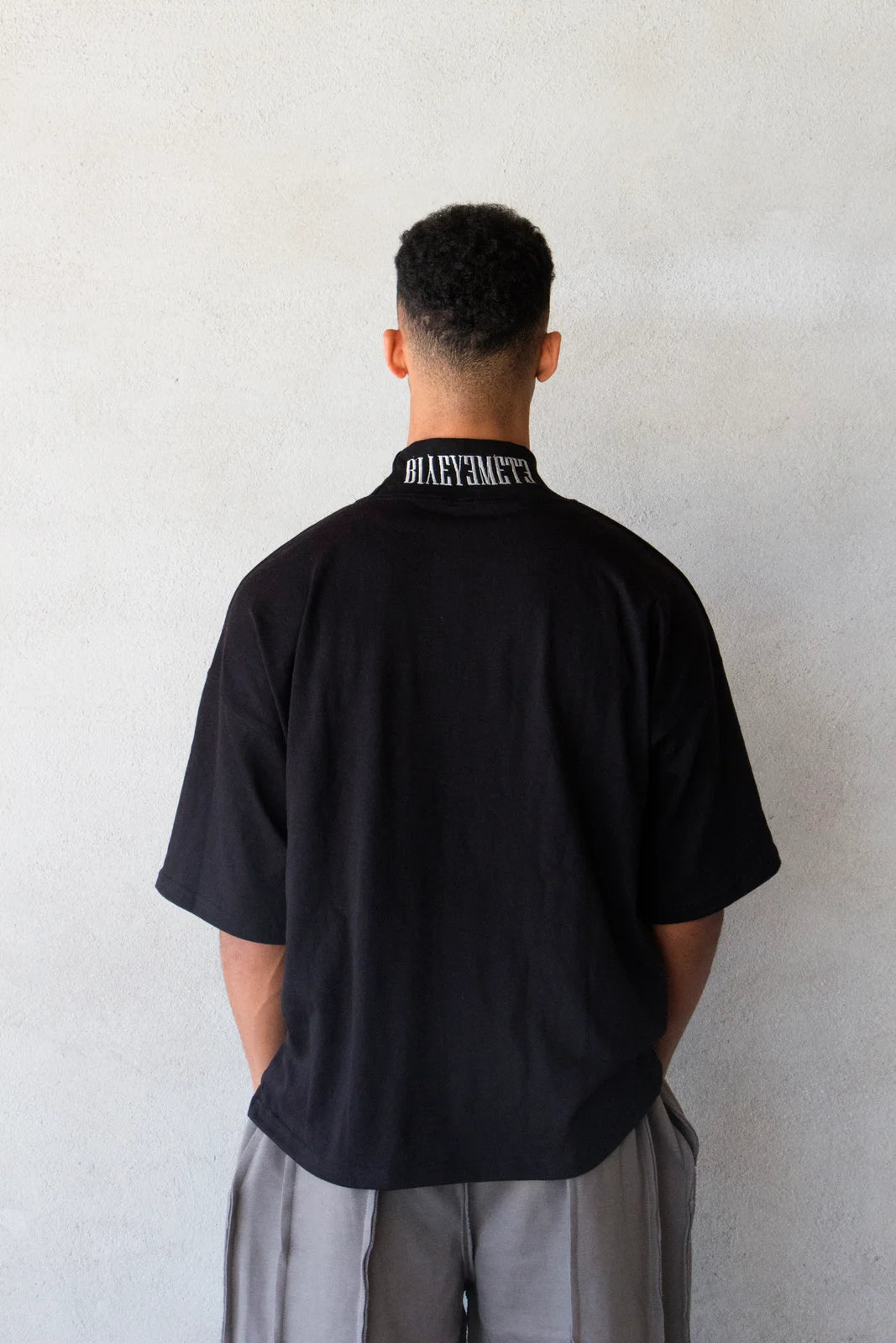 CAMISETA OVERSIZE PREMIUM 355 GSM — CUELLO ALTO — NEGRO — Negro