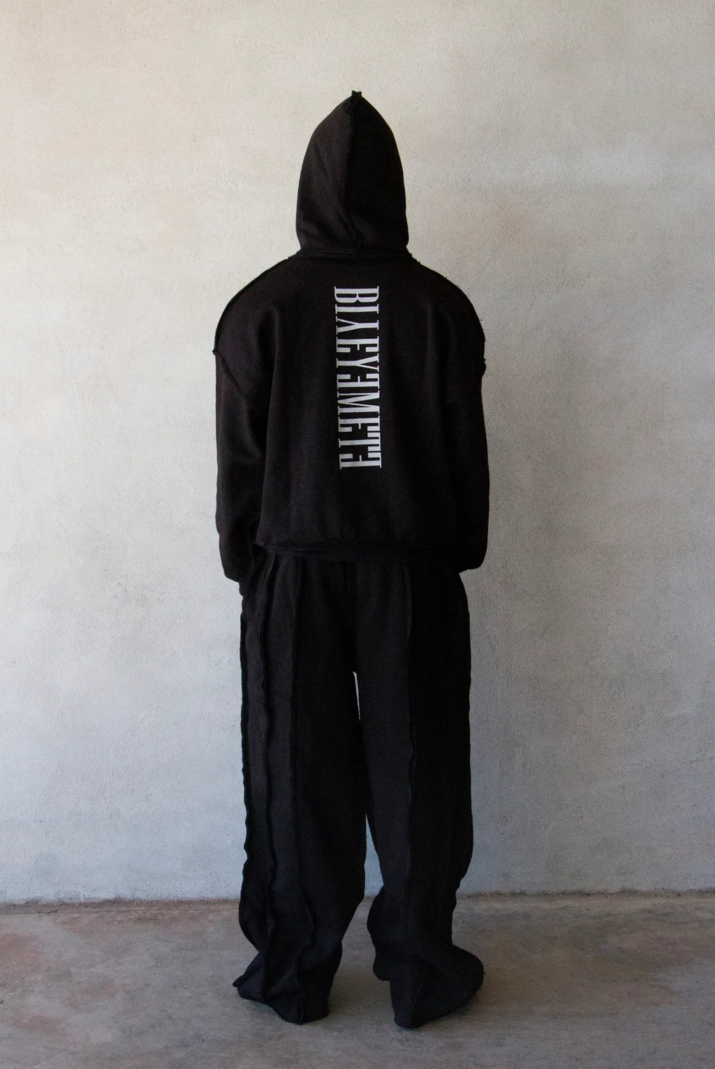SUDADERA OVERSIZE 550 GSM — COSTURAS EXPUESTAS — NEGRO CON BORDADO ENTRE LOS BOLSILLOS — Negro con bordado entre los bolsillos