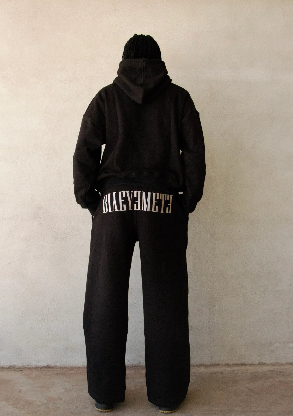 PANTALÓN OVERSIZE 550 GSM — COSTURAS EXPUESTAS — NEGRO BORDADO ENTRE LOS BOLSILLOS — Negro bordado entre los bolsillos