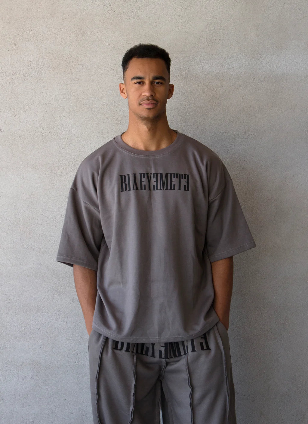 CAMISETA OVERSIZE PREMIUM 355 GSM — CUELLO REDONDO — GRIS — Gris