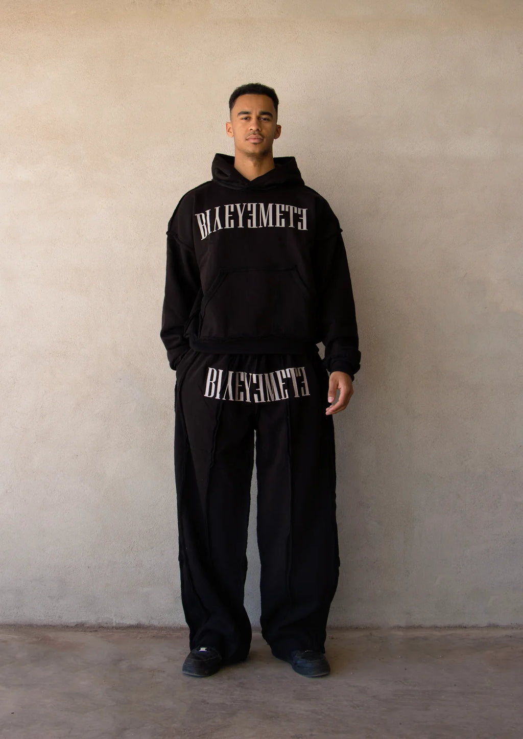 SUDADERA OVERSIZE 550 GSM — SIN COSTURAS EXPUESTAS — NEGRO · BORDADO DELANTERO ENTRE BOLSILLOS — Negro · bordado delantero entre bolsillos
