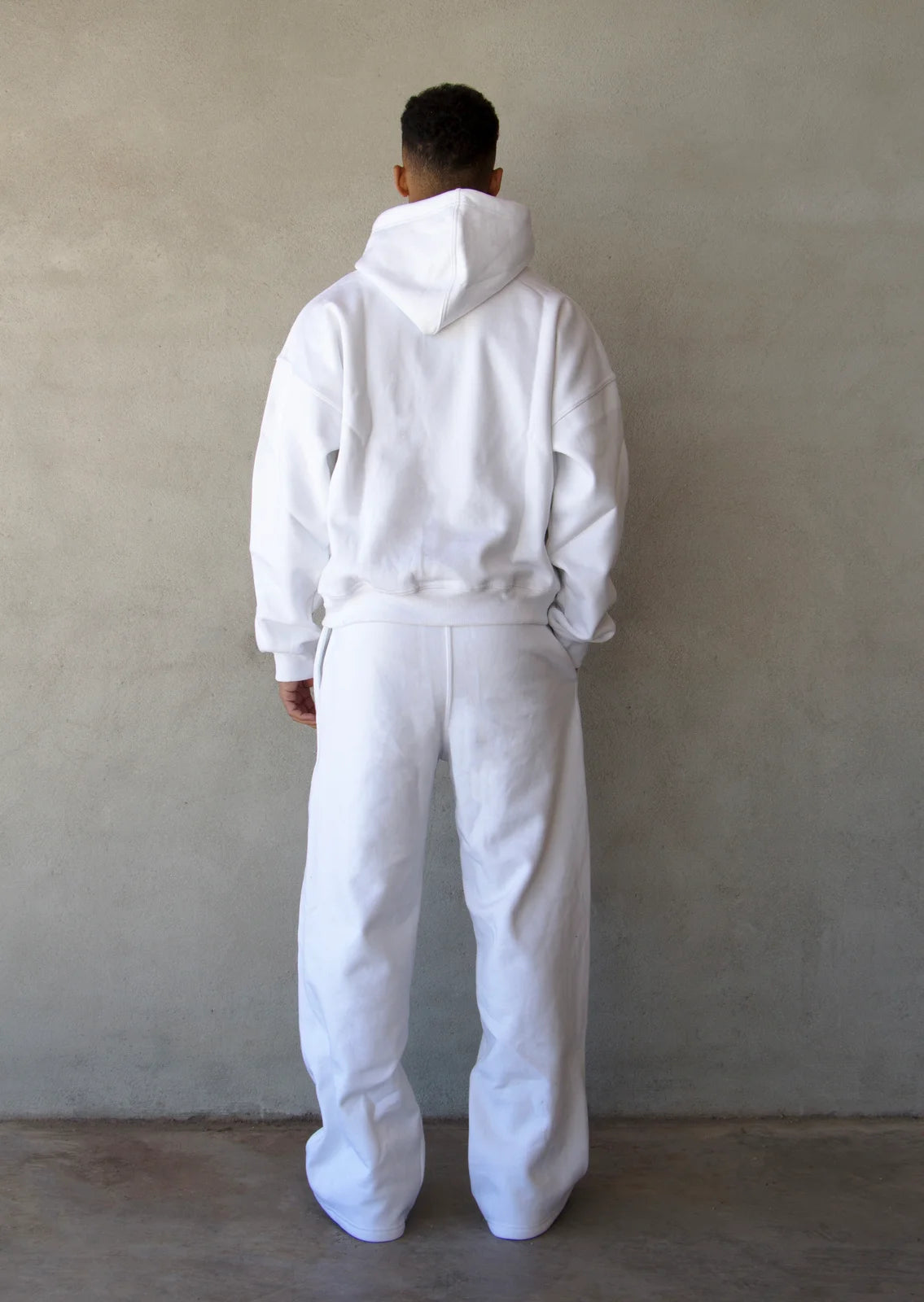 SUDADERA OVERSIZE 550 GSM — SIN COSTURAS EXPUESTAS — BLANCO · BORDADO DELANTERO ENTRE BOLSILLOS — Blanco · bordado delantero entre bolsillos