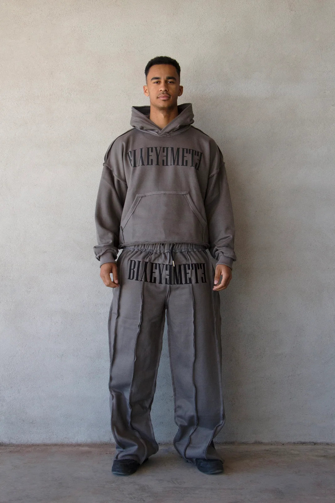 PANTALÓN OVERSIZE 550 GSM — COSTURAS EXPUESTAS — GRIS — Gris